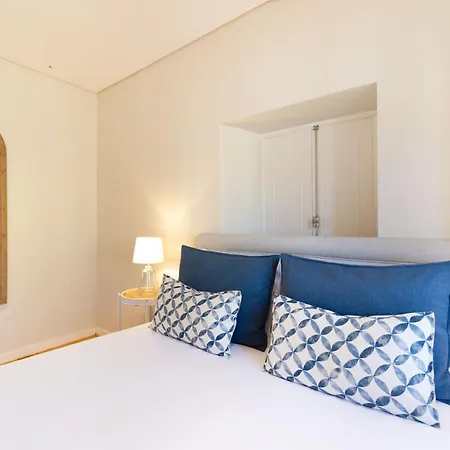 Discover Lisbons History - Stylish In Alfama *