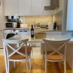 Discover Lisbons History - Stylish In Alfama Apartman *