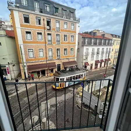 Discover Lisbons History - Stylish In Alfama Apartment