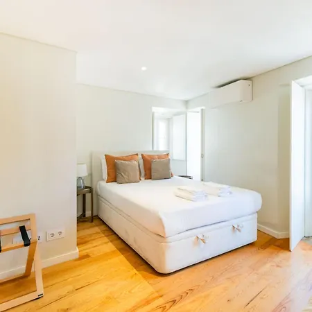 Discover Lisbons History - Stylish In Alfama Apartment