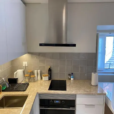 Discover Lisbons History - Stylish In Alfama Lissabon